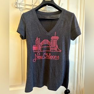 Gray V-Neck New Orleans Graphic Tee - S - Preloved
